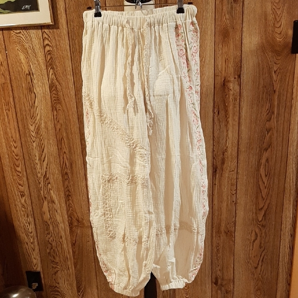 POL Pants - 🍓NWOT POL Cream, Floral-Designed Gauze Joggers/Elastic Waist/Back Pockets (M)